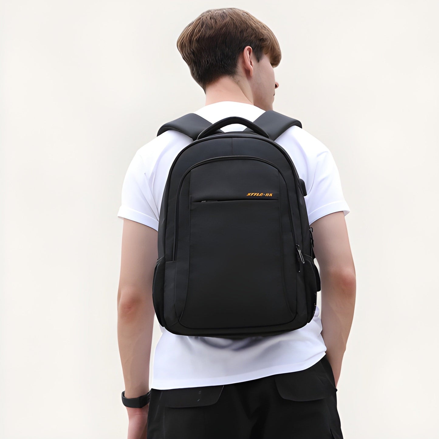 Mochila impermeable negra de 30L, ideal para viajes y avión