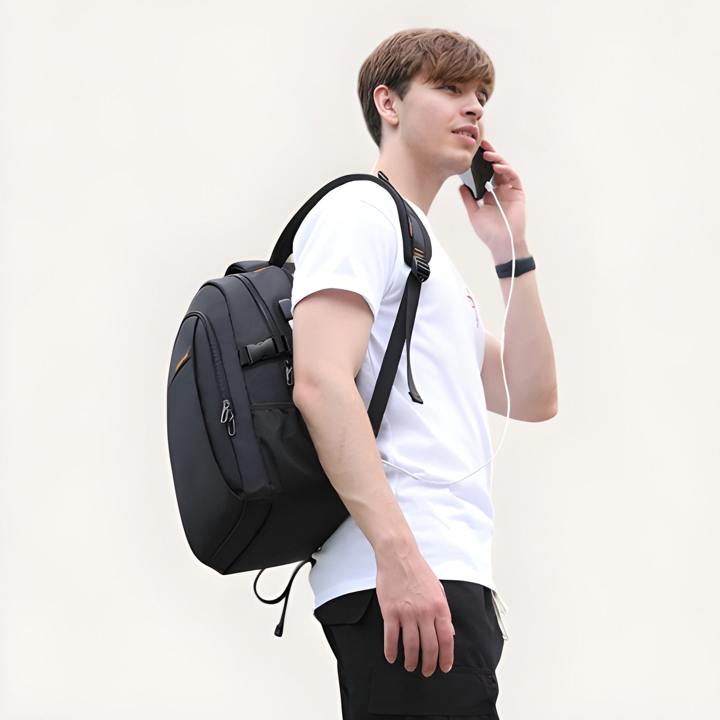 Mochila impermeable negra de 30L, ideal para viajes y avión