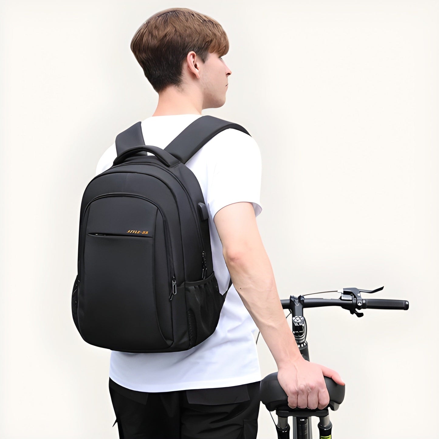 Mochila impermeable negra de 30L, ideal para viajes y avión