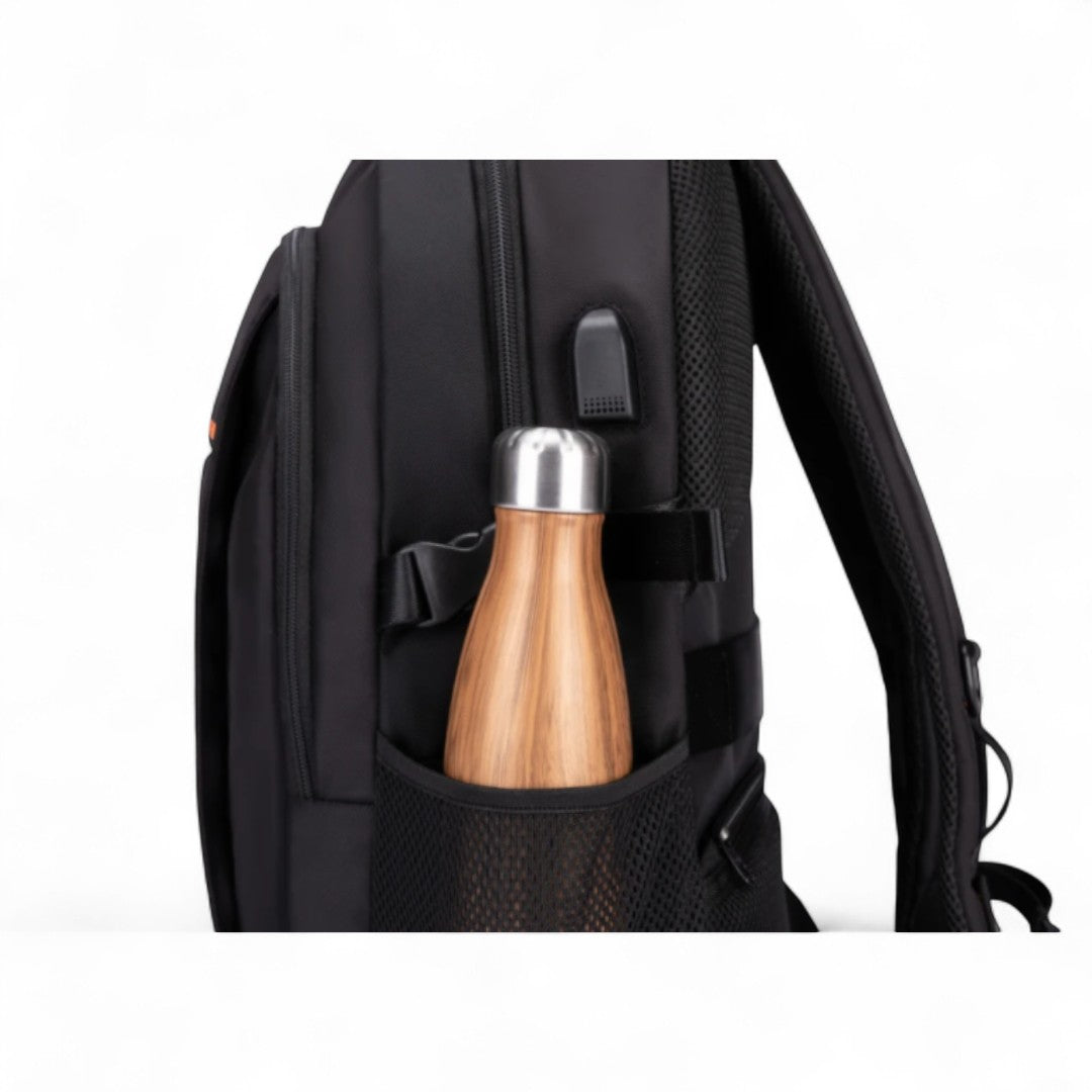 Mochila impermeable negra de 30L, ideal para viajes y avión