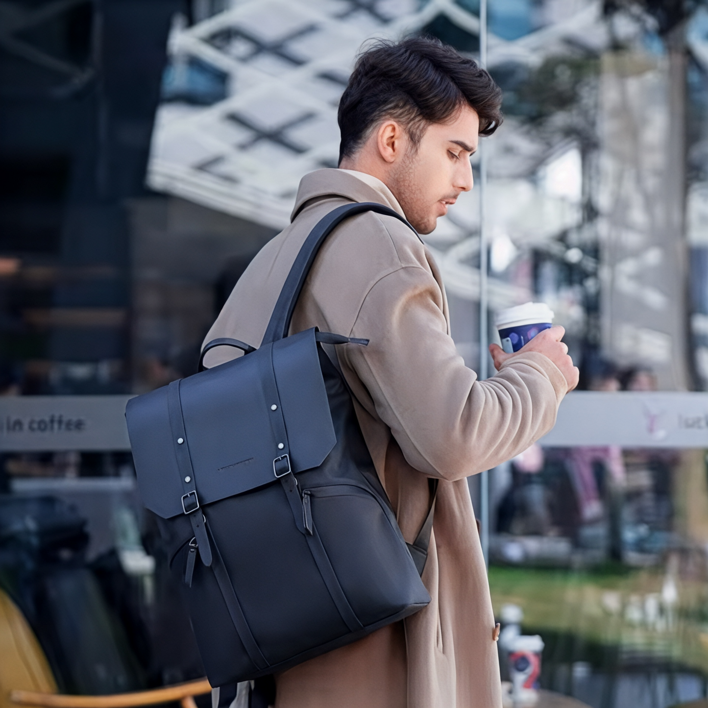 Mochila urbana ligera e impermeable para hombre con portátil 15"